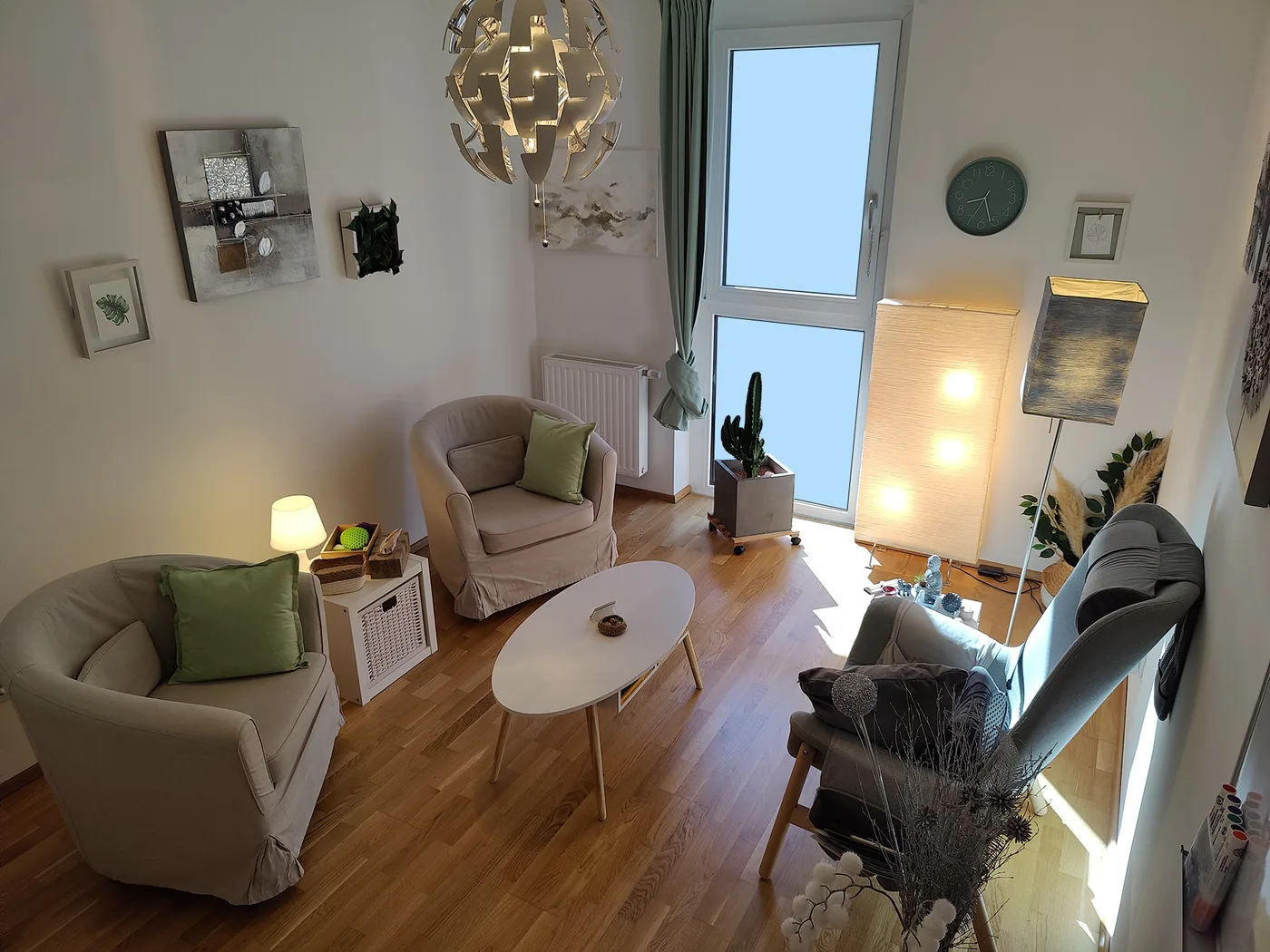 Heller, freundlicher Praxisraum der psychotherapeutischen Praxis in Schwechat